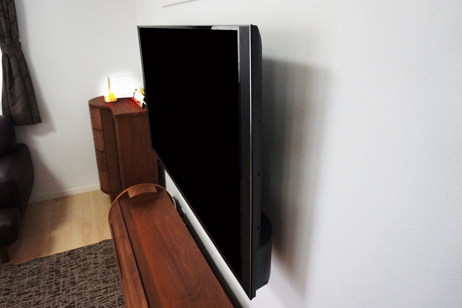 ウッド調の家具に囲まれた空間にPanasonic・VIERA「TH-55EX850」を壁掛け