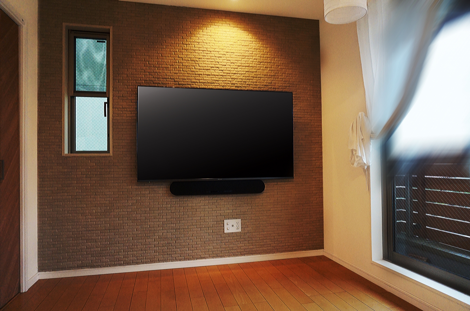 エコカラット「ランド〈石ハツリ面〉」とスポットライトが美しいリビングに壁掛けテレビ エコカラット「ランド〈石ハツリ面〉」とスポットライトが美しいリビングに壁掛けテレビ