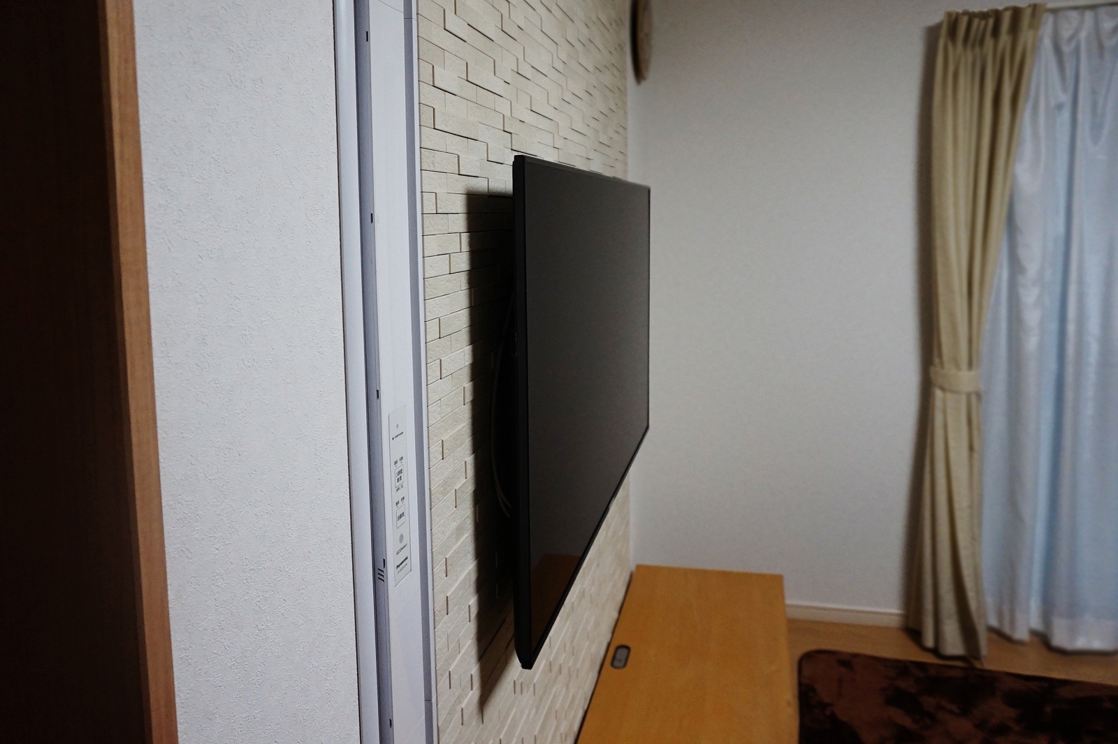 念願のテレビを壁掛けを壁内部分補強で実現