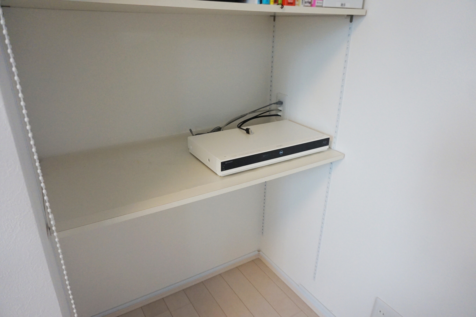 収納を上手に使ってすっきりな壁掛けテレビを実現