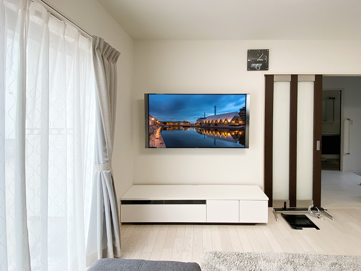 テレビはパナソニック ビエラ TH-60DX850(1447mm×781mm×129mm)右下にテレビの脚が見えます