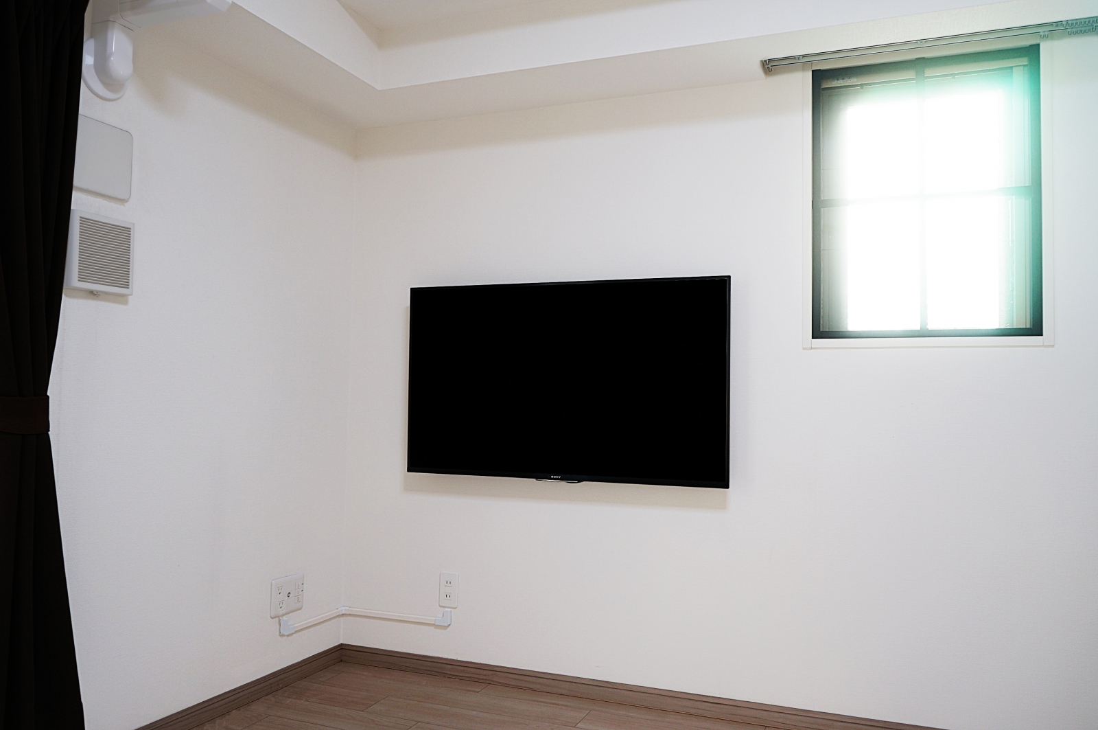 コンセントから対角位置でも宙に浮いた「壁掛けテレビ」を実現させていただきました