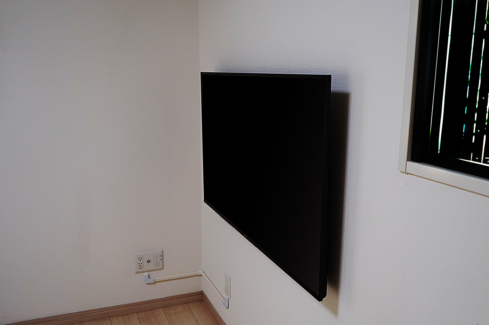 コンセントから対角位置でも宙に浮いた「壁掛けテレビ」を実現させていただきました