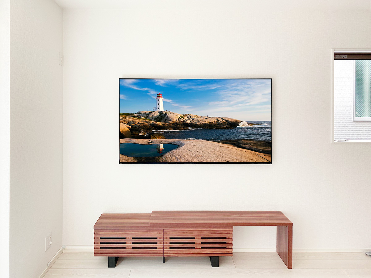 石膏ボード壁に65型の有機ELテレビ(ソニーブラビア KJ-65A9G)を壁掛けし、HDMI専用コンセントを新設の画像
