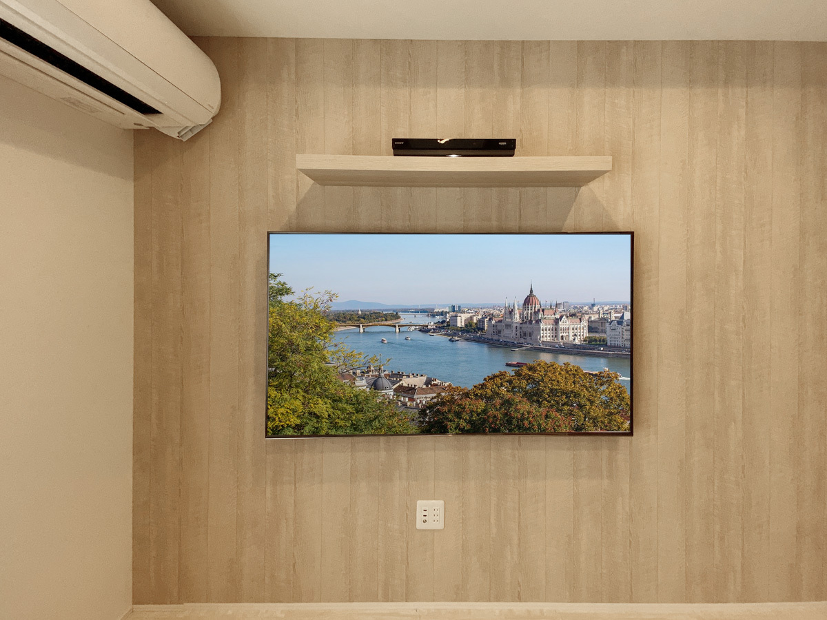 愛知県名古屋市で65インチ液晶テレビ(KJ-65X8000G)を壁掛けの画像