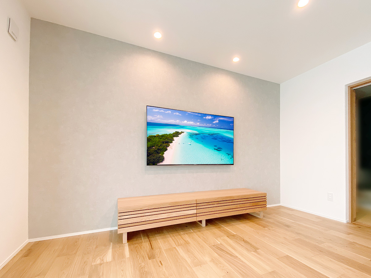 新築のお部屋に65インチのテレビを壁掛け。 新築のお部屋に65インチのテレビを壁掛け。