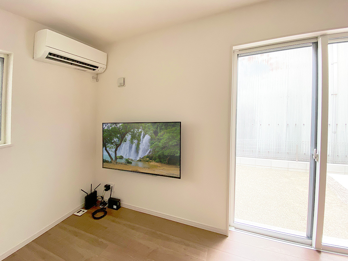 お部屋のコーナー部に50インチ液晶テレビ 東芝レグザ 50m540x を壁掛け