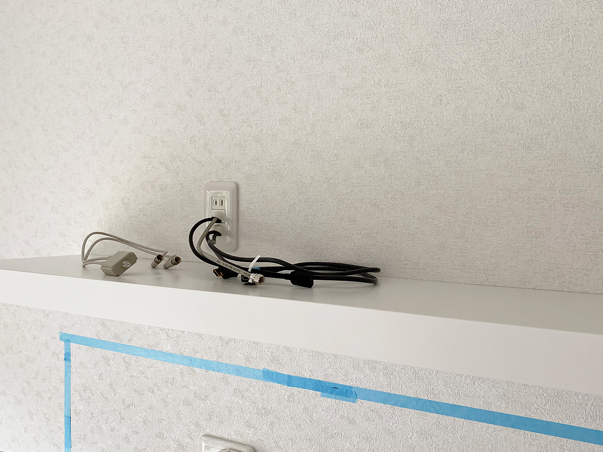 棚上のコンセントパネルは壁内を通ってテレビと接続しています。