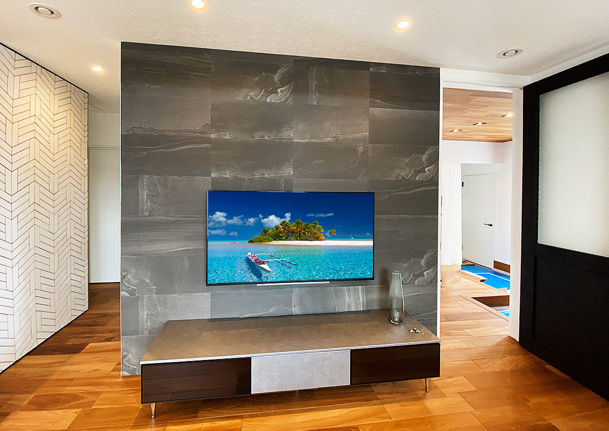 静岡県浜松市のサーラ住宅モデルハウスにて55インチ液晶テレビ(55M540X)を壁掛け