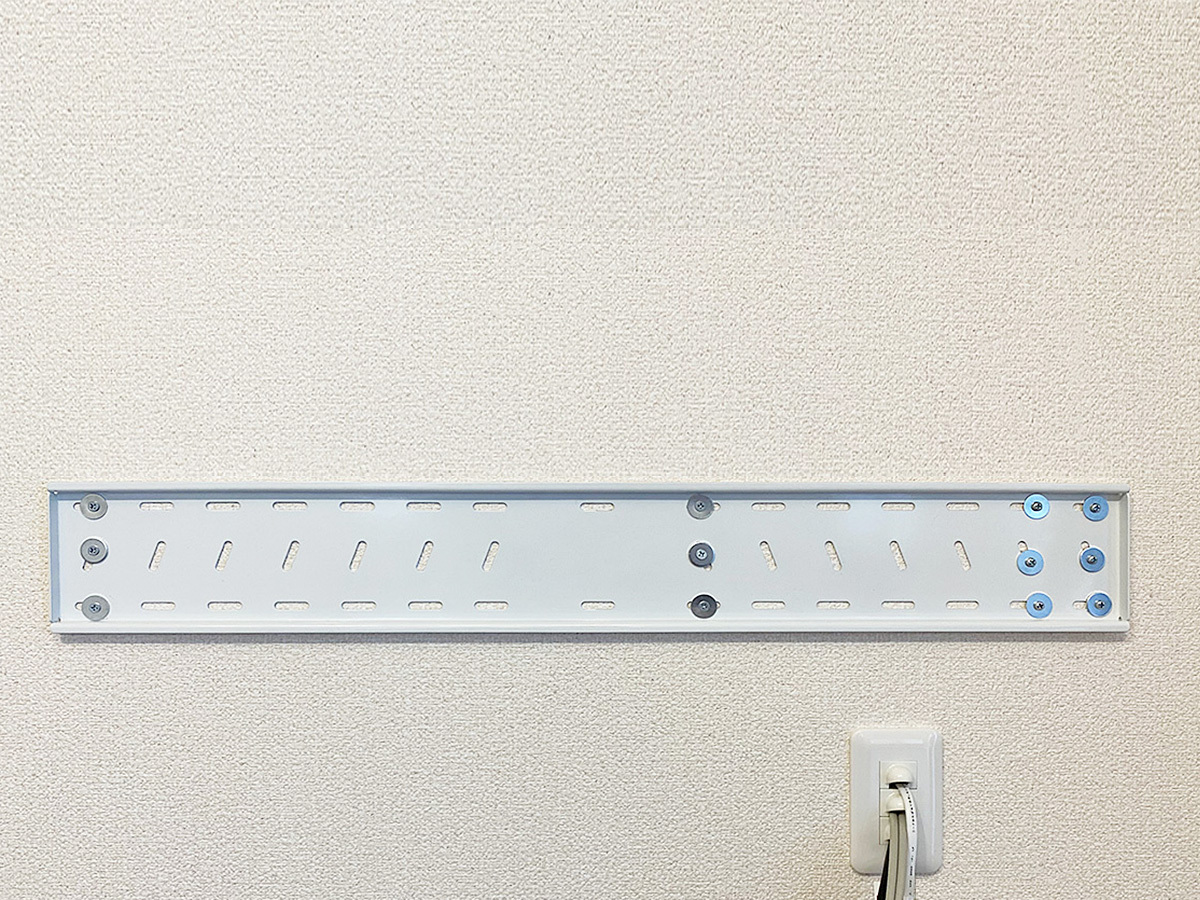 コンセントが無い壁面に有機ELテレビ(TH-55GZ2000)を壁掛け