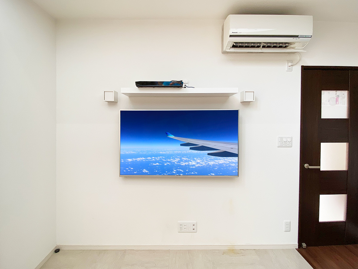 静岡市で石膏ボード壁に壁内部分補強を施し、60型液晶テレビ(TH-L55DT60)とウォールシェルフ(棚)を壁掛け 静岡市で石膏ボード壁に壁内部分補強を施し、60型液晶テレビ(TH-L55DT60)とウォールシェルフ(棚)を壁掛け