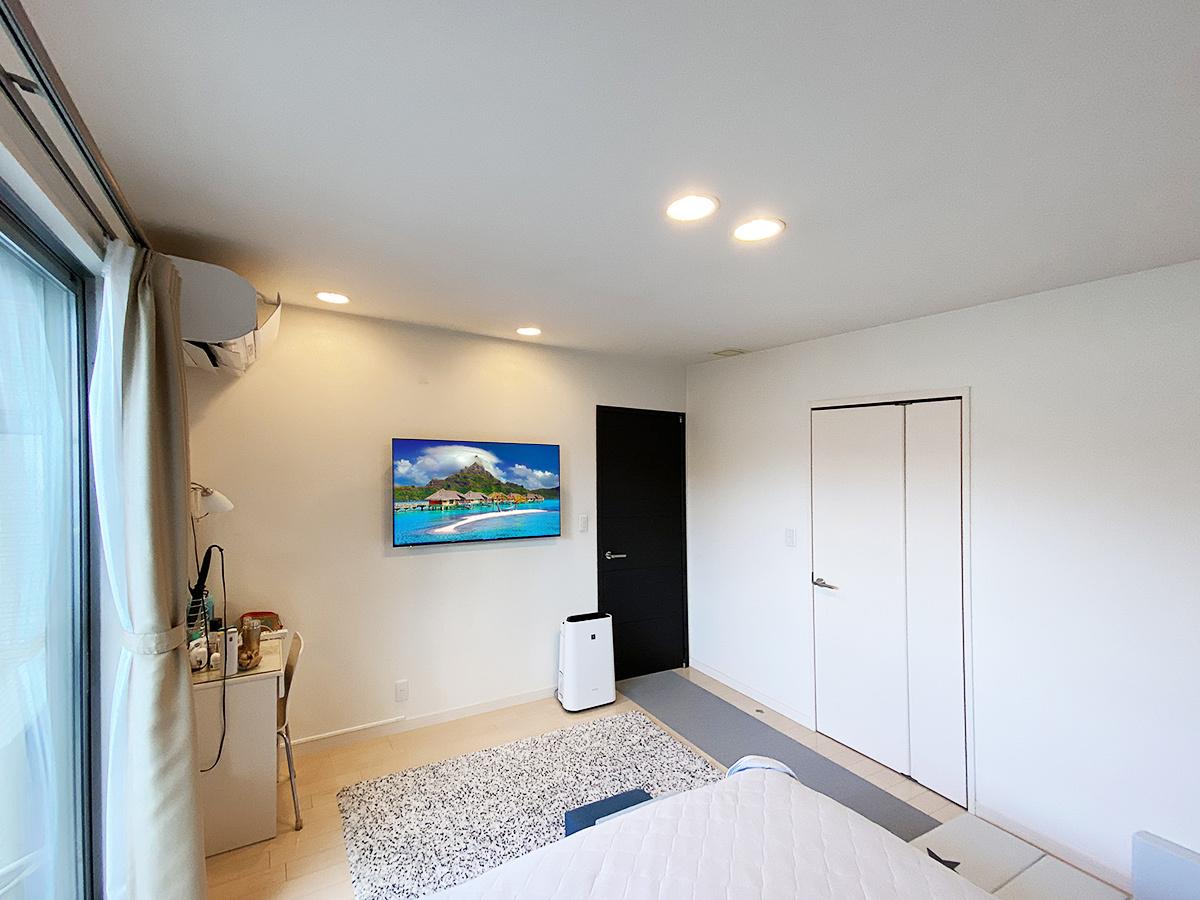 愛知県北名古屋市で寝室の石膏ボード壁にハイセンスの49インチテレビを角度固定式金具で壁掛け