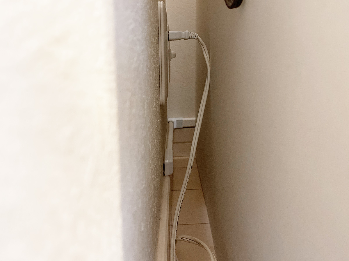 愛知県北名古屋市で寝室の石膏ボード壁にハイセンスの49インチテレビを角度固定式金具で壁掛け