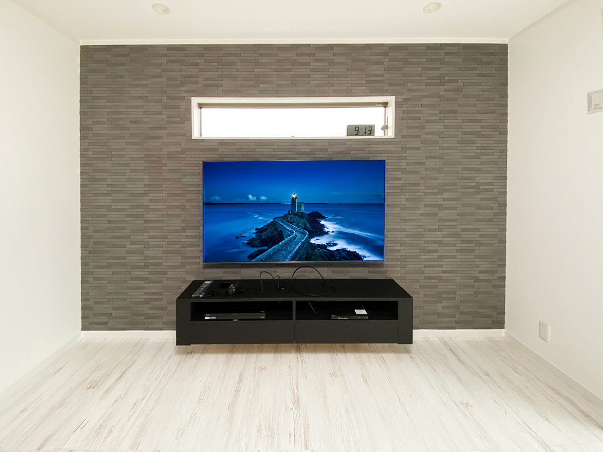 千葉県四街道市でエコカラット壁に65インチ液晶テレビ(KJ-65X9500H)とオリジナルフロートテレビ台を壁掛け