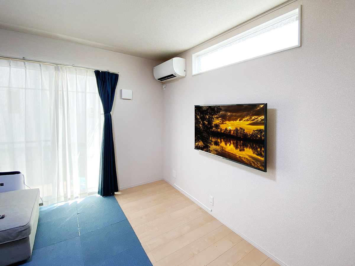 愛知県豊川市で石膏ボード壁にLG製 49インチ液晶テレビ(49UM7100PJA)を壁掛けし、HDMIコンセントを新設