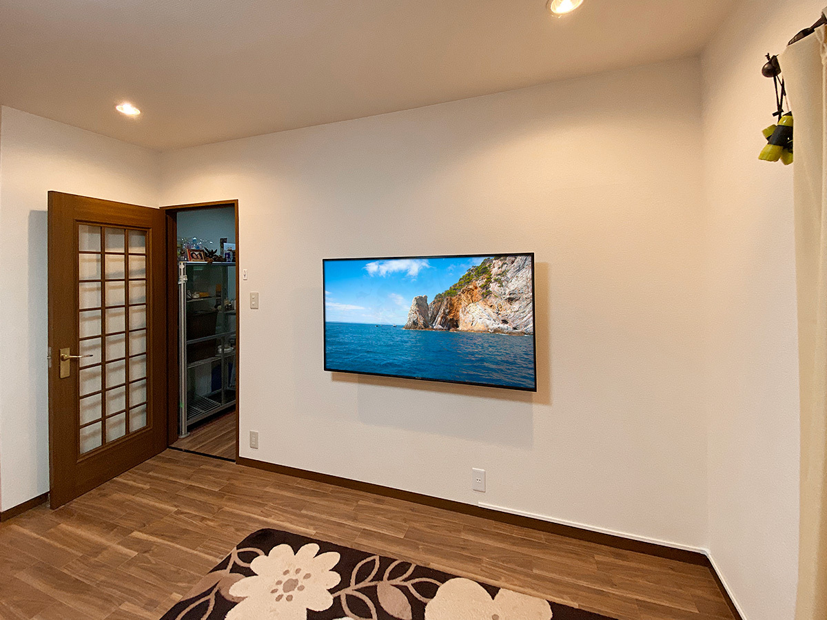 三重県三重郡菰野町で55インチ液晶テレビを壁掛けしました。テレビはソニーブラビアシリーズ。壁掛け工事とセットでご購入いただきました。施工当日に搬入しそのまま壁掛けさせていただきました。