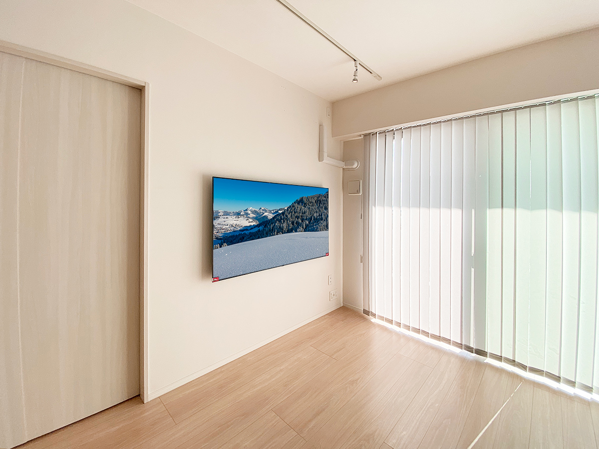 東京都江東区のタマンションで石膏ボード壁に壁内補強を施し65型有機ELテレビを壁掛け