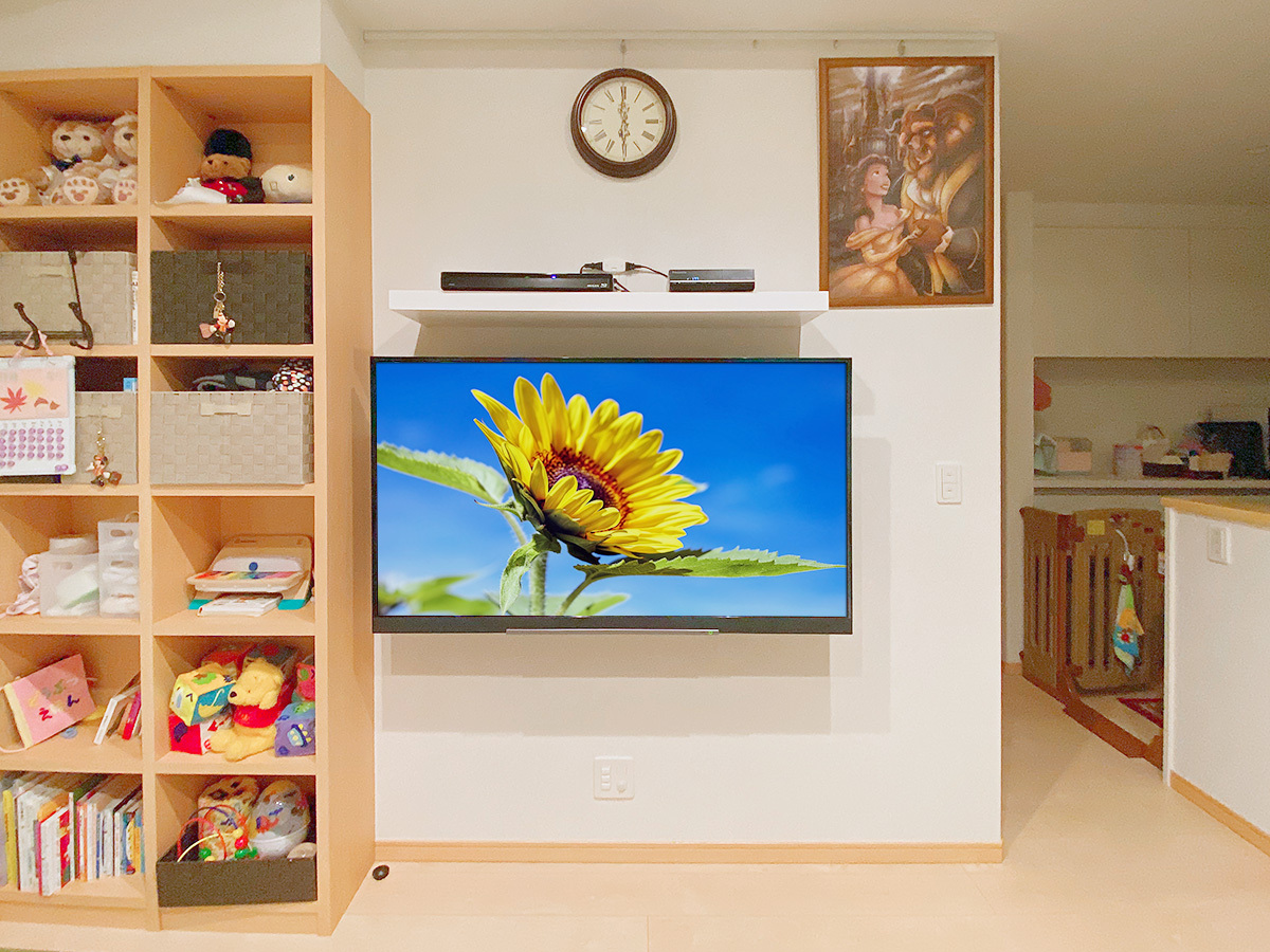 千葉県佐倉市で石膏ボード壁に55インチ液晶テレビ(55BZ710X)とレコーダー用のウォールシェルフ(棚)を壁掛け