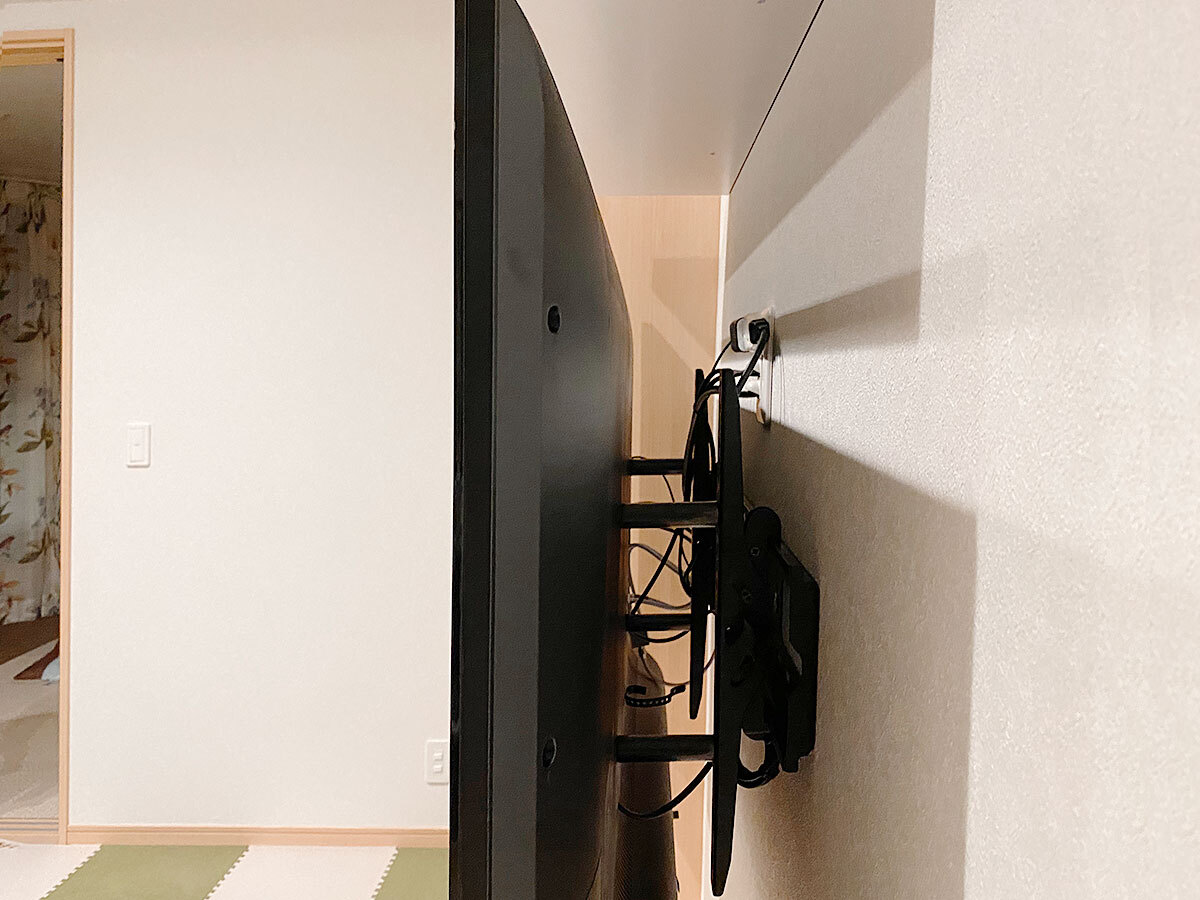 千葉県佐倉市で石膏ボード壁に55インチ液晶テレビ(55BZ710X)とレコーダー用のウォールシェルフ(棚)を壁掛け