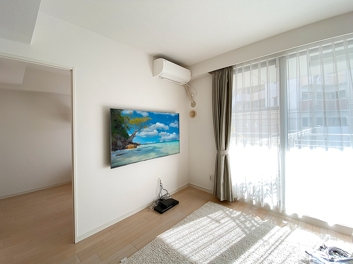 愛知県名古屋市のマンションでコンセントが無い壁面に55インチ液晶テレビ（KJ-65X9500H)を壁掛け