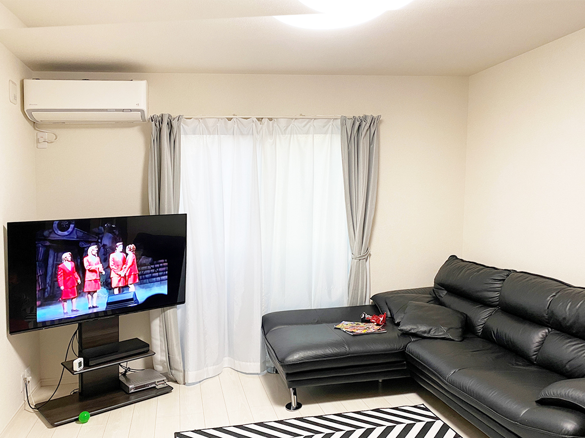 お客様から最初に送っていただいたお部屋の画像。テレビは壁寄せスタンドをご使用でした。