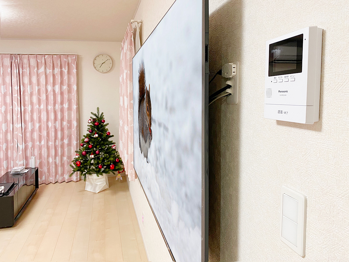 番組を録画・再生するレコーダーは反対側の収納棚に格納。テレビから壁内→天井裏を経由してつながっています。