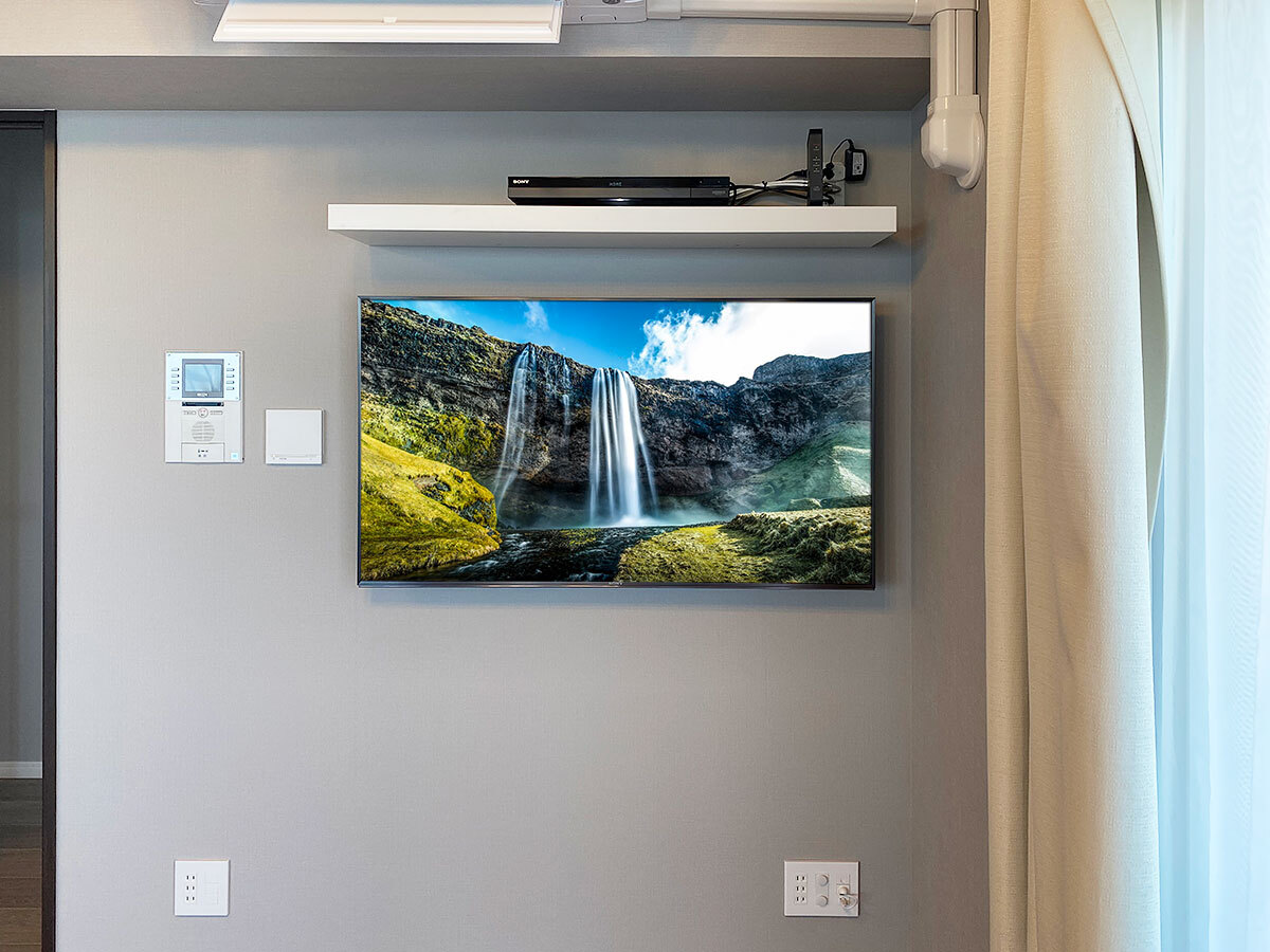 神奈川県横浜市で石膏ボード壁に49インチ液晶テレビ(KJ-49X9500H)とウォールシェルフを壁掛け 神奈川県横浜市で石膏ボード壁に49インチ液晶テレビ(KJ-49X9500H)とウォールシェルフを壁掛け