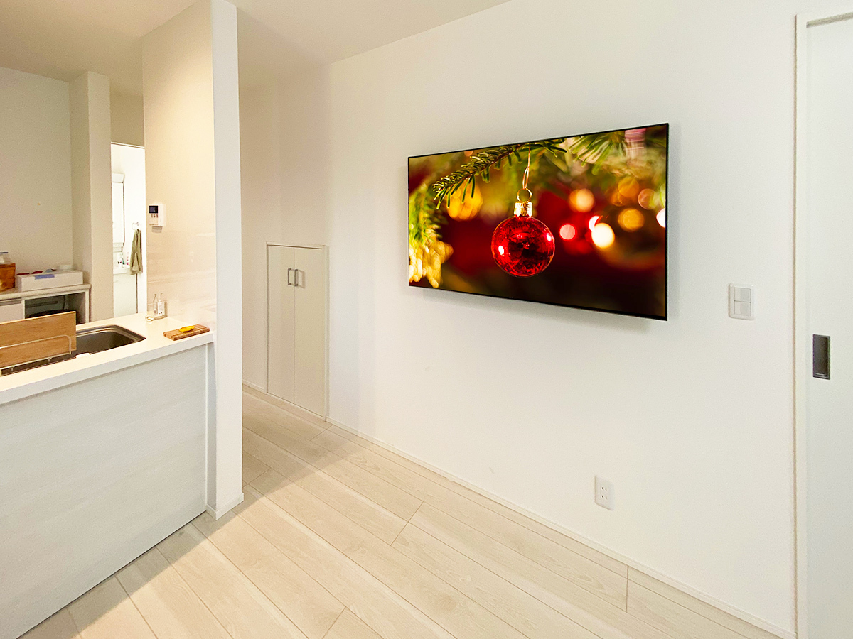 アンテナ端子がない壁面に弊社でご購入いただいた液晶テレビ KJ-55X9500Hを壁掛け。 アンテナ端子がない壁面に弊社でご購入いただいた液晶テレビ KJ-55X9500Hを壁掛け。