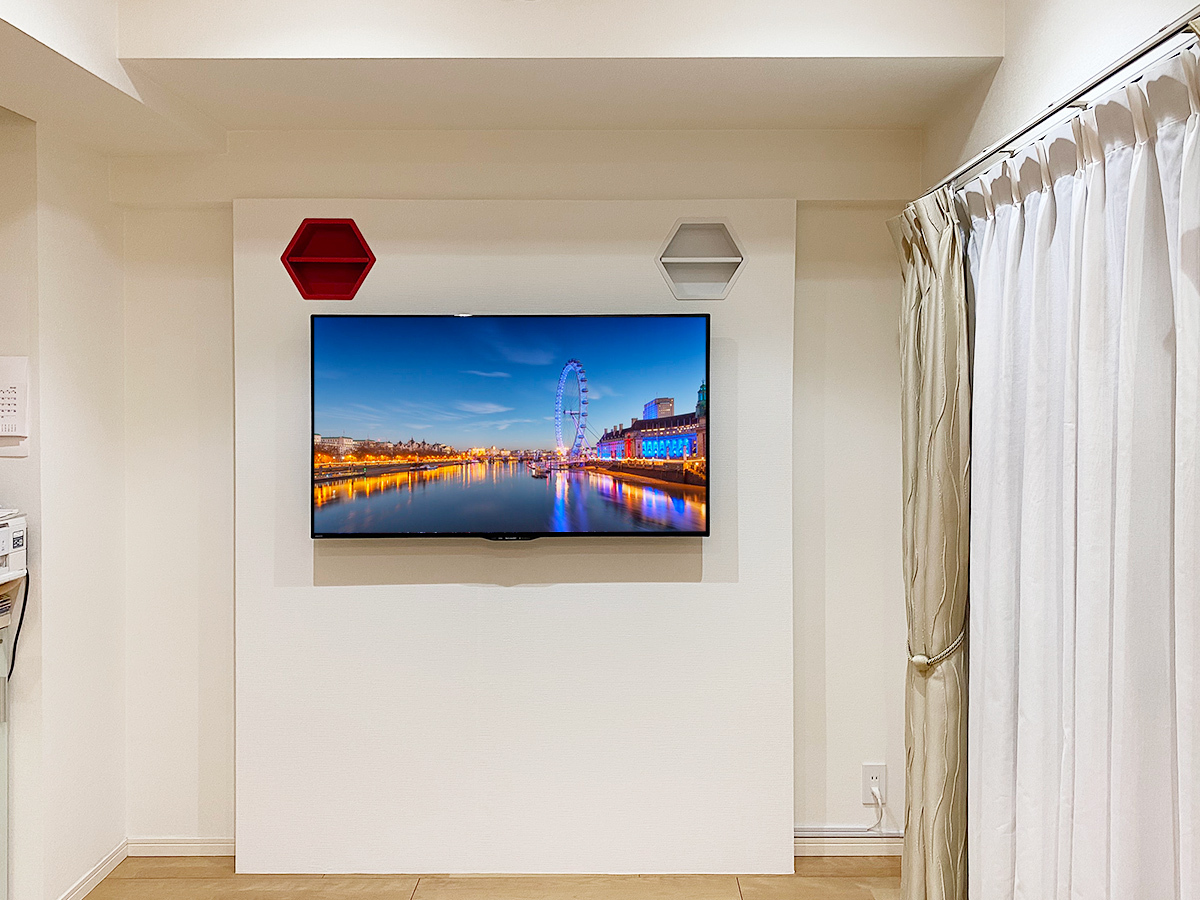 愛知県名古屋市でフェイクウォールPIXY(ピクシィ)を設置し、50型液晶テレビ(シャープ アクオス LC-50W30)を壁掛けの画像