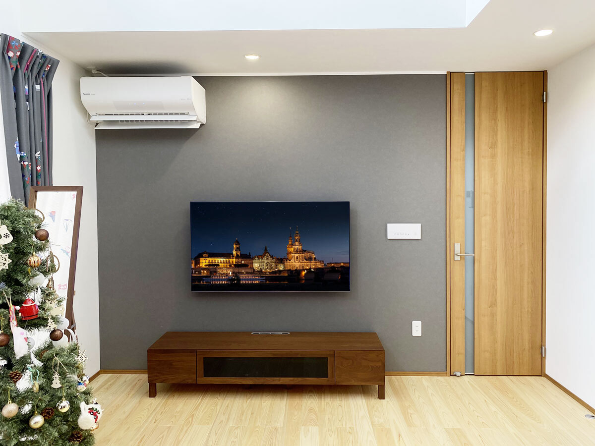 テレビの本体サイズは123cm×71cm。配線は壁内を経由する壁内配線。ケーブル類が一切見えないのがポイントです。
