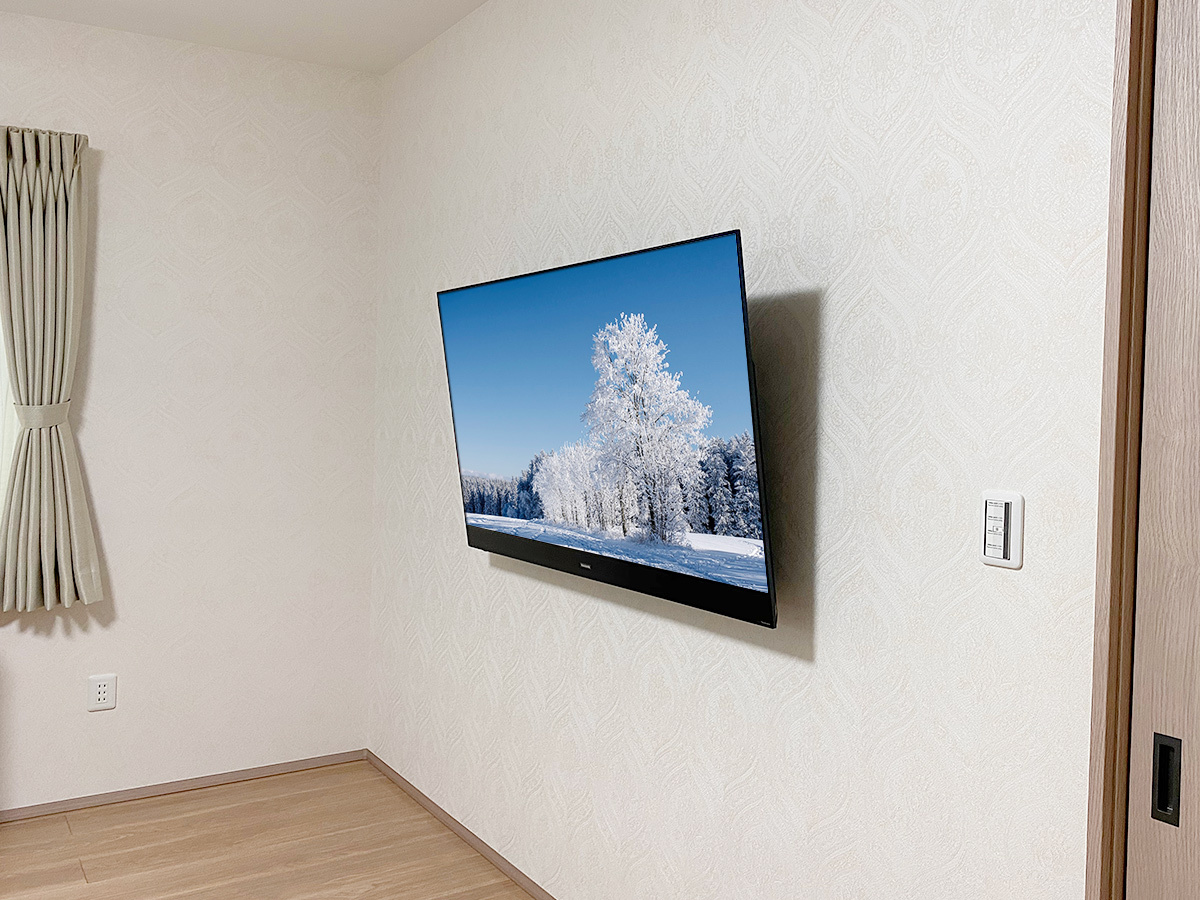 三重県員弁郡で寝室の石膏ボード壁に55インチ有機ELテレビ(TH-55GZ2000)を壁掛け