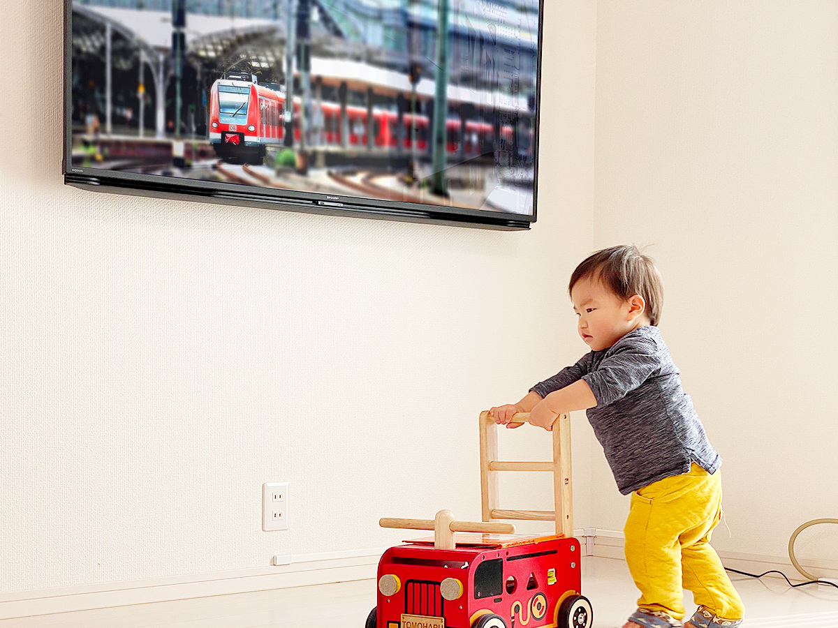 愛知県稲沢市で石膏ボードの壁面に55型液晶テレビ(4T-C55CL1)とウォールシェルフ(棚)を壁掛け