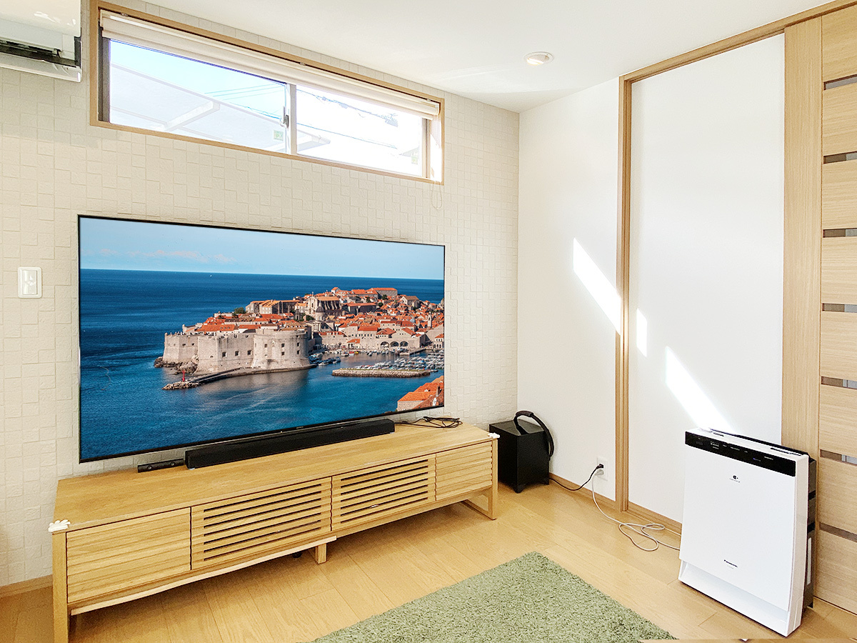 大阪府岸和田市でエコカラット壁に75型大型液晶テレビ(KJ-75X9500H)を壁掛け