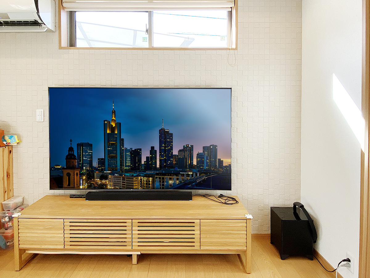 大阪府岸和田市でエコカラット壁に75型大型液晶テレビ(KJ-75X9500H)を壁掛け