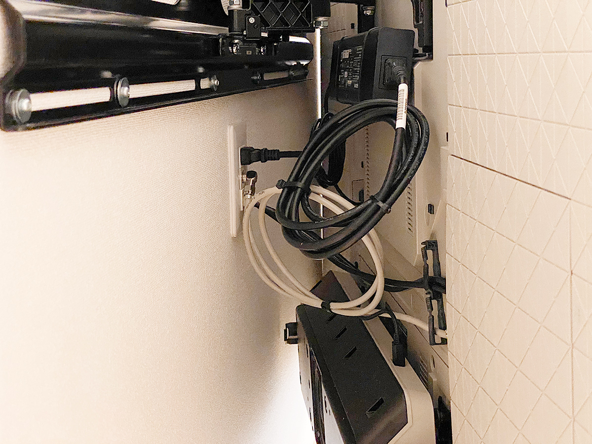 サブウーファーは据え置きでの使用時にはスタンドに組み込まれ、壁掛け時にはテレビ下部に取り付けるという「ソニーならでは」の仕様。