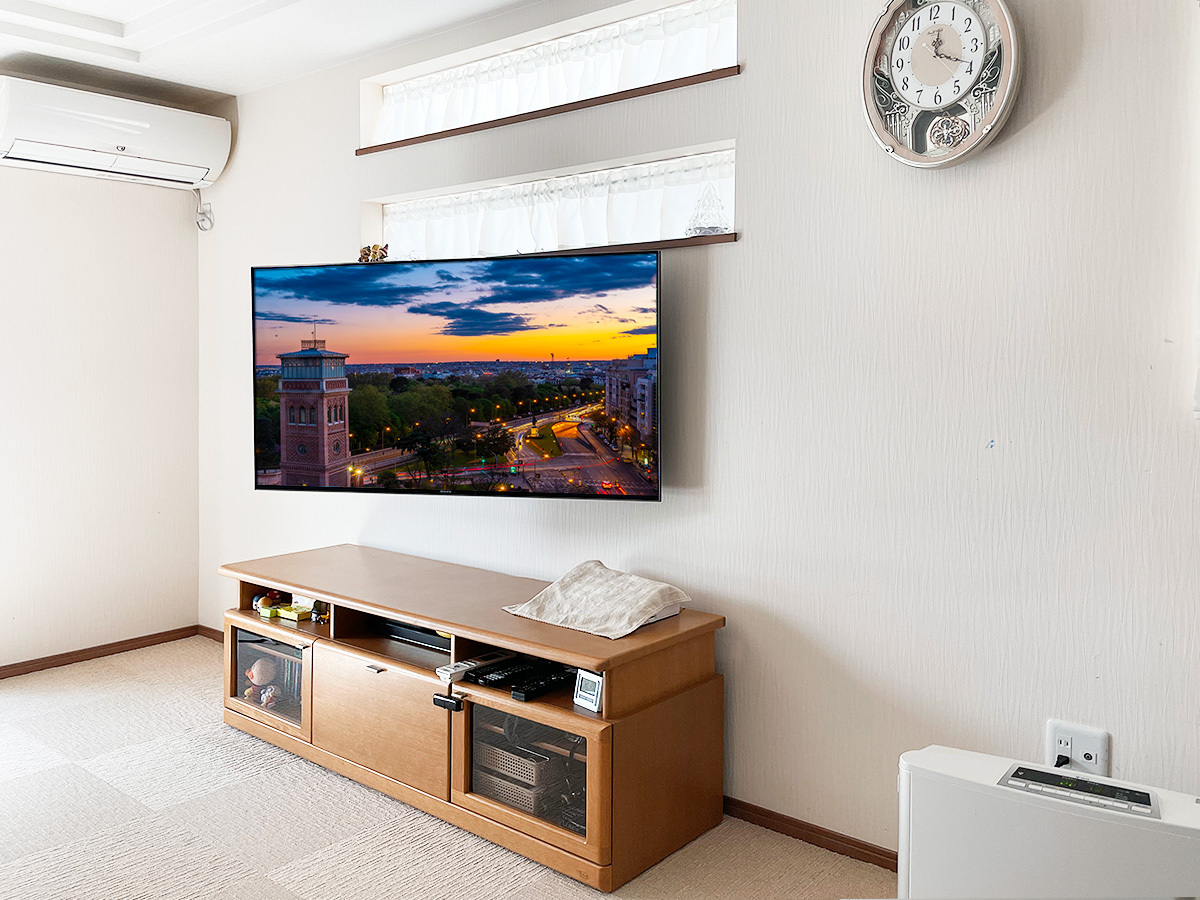 愛知県瀬戸市で石膏ボード壁内に補強を施し、55インチ液晶テレビ(KJ-55X9500H)を可動式金具で壁掛け