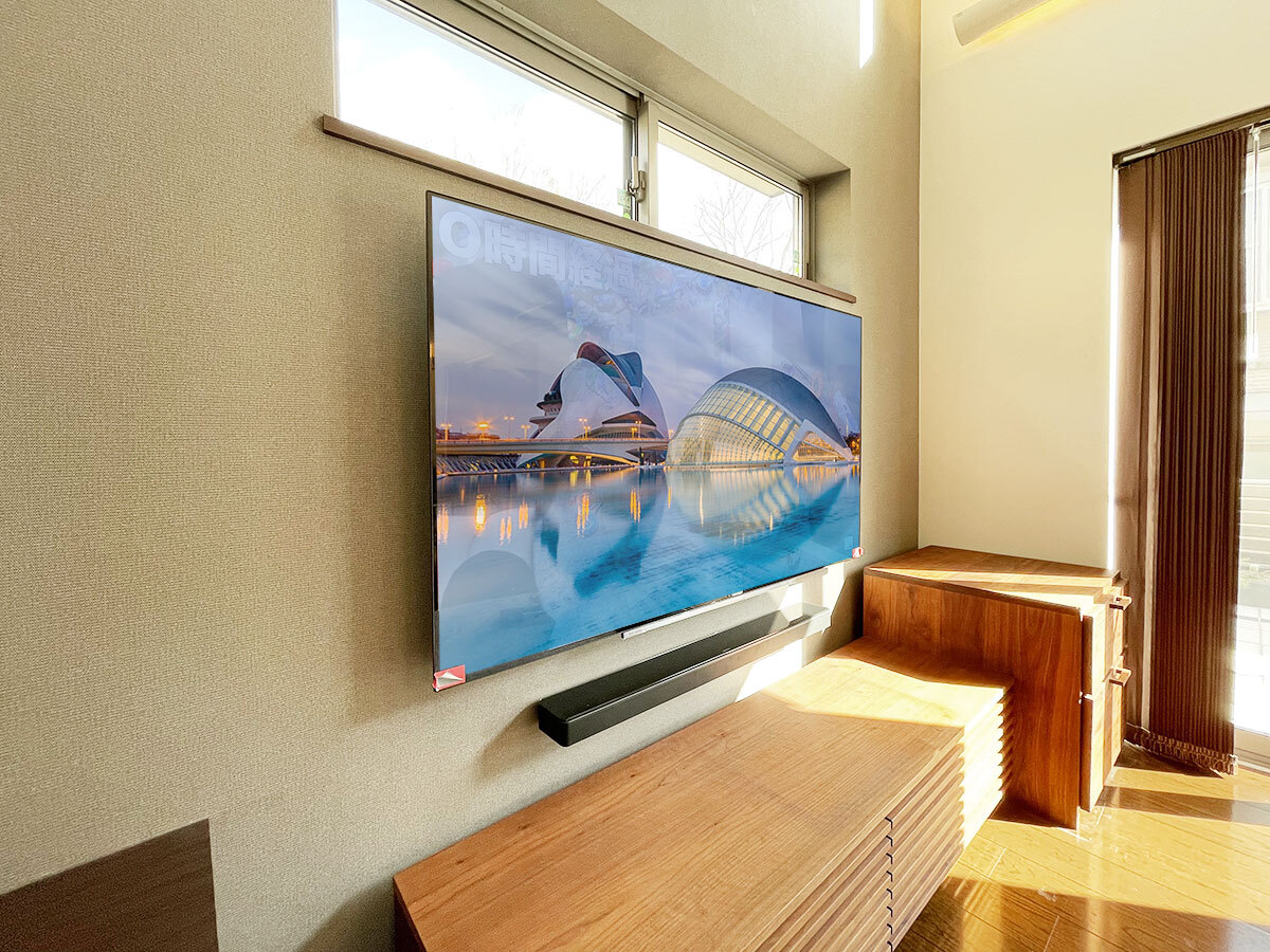 大阪府茨木市で石膏ボード壁に65型有機ELテレビ(65X830)とBOSEサウンドバーを壁掛け