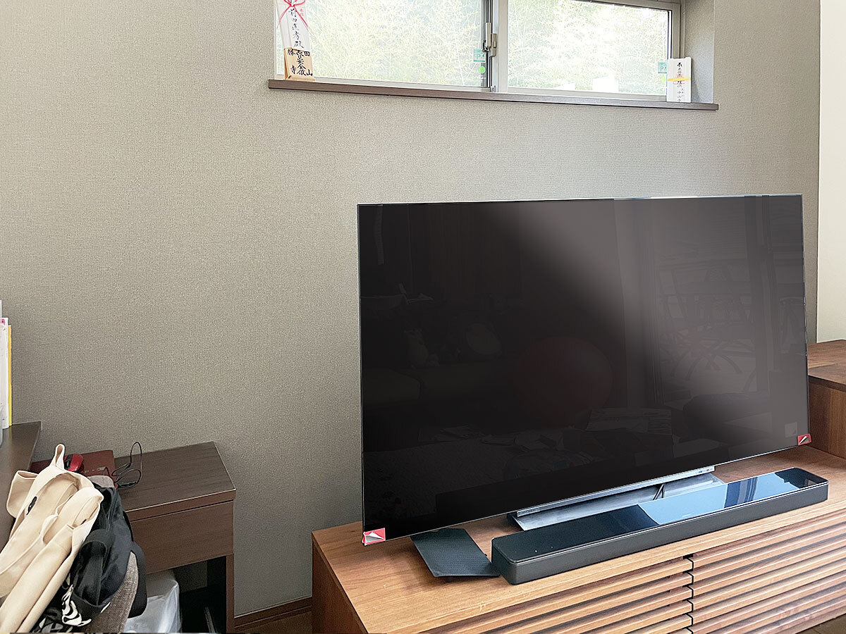 大阪府茨木市で石膏ボード壁に65型有機ELテレビ(65X830)とBOSEサウンドバーを壁掛け