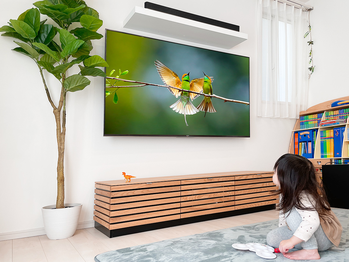 尾張旭市で石膏ボード壁にソニーの65型液晶テレビ(KJ-65X9500G)と、ウォールシェルフ(棚)を壁掛け