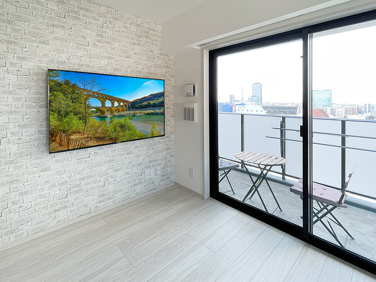 名古屋市のマンションでアクセントクロスが貼られた壁面に65インチ液晶テレビを壁掛け 名古屋市のマンションでアクセントクロスが貼られた壁面に65インチ液晶テレビを壁掛け