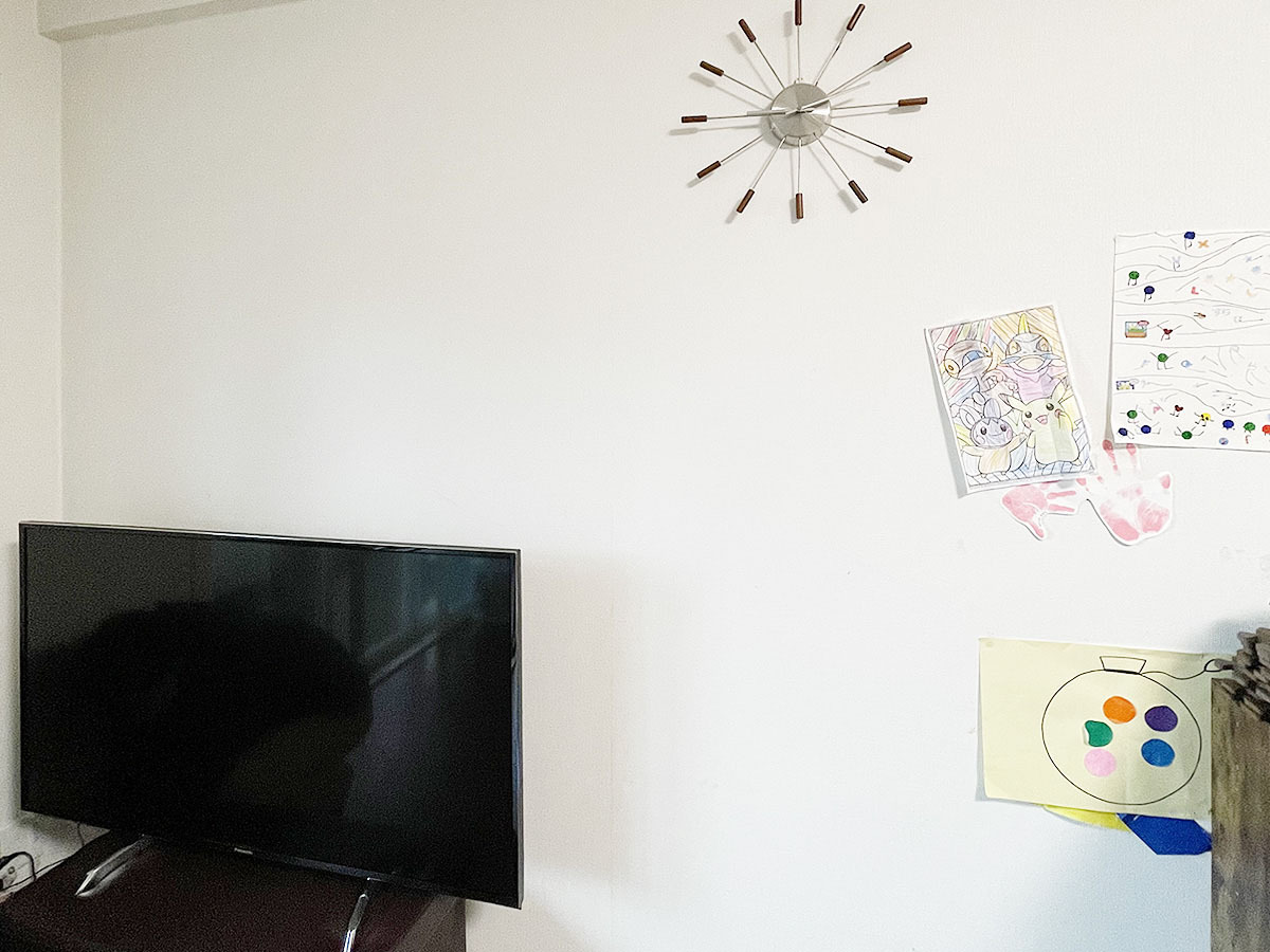 東京都葛飾区でフェイクウォールPIXY(ピクシィ)を設置し、49型液晶テレビ(TH-49DX750)を壁掛けの画像
