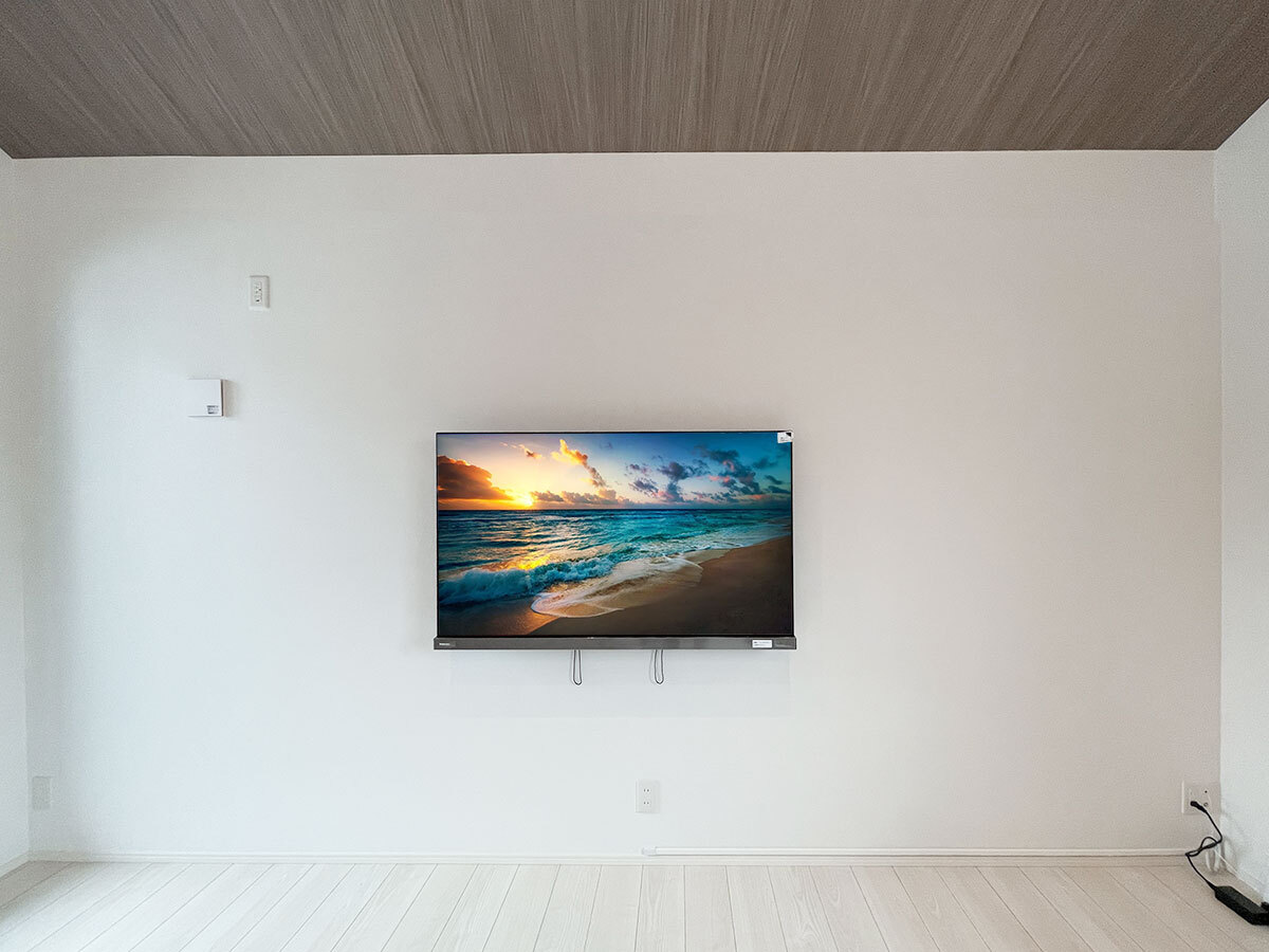 名古屋市で石膏ボード壁に東芝レグザ55型の有機ELテレビ(55X9400)を壁掛け