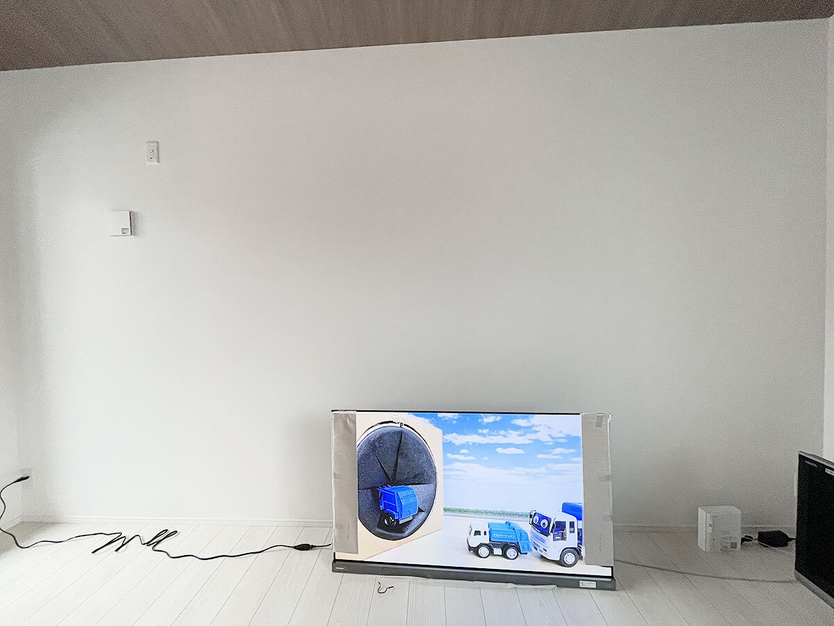 名古屋市で石膏ボード壁に東芝レグザ55型の有機ELテレビ(55X9400)を壁掛け