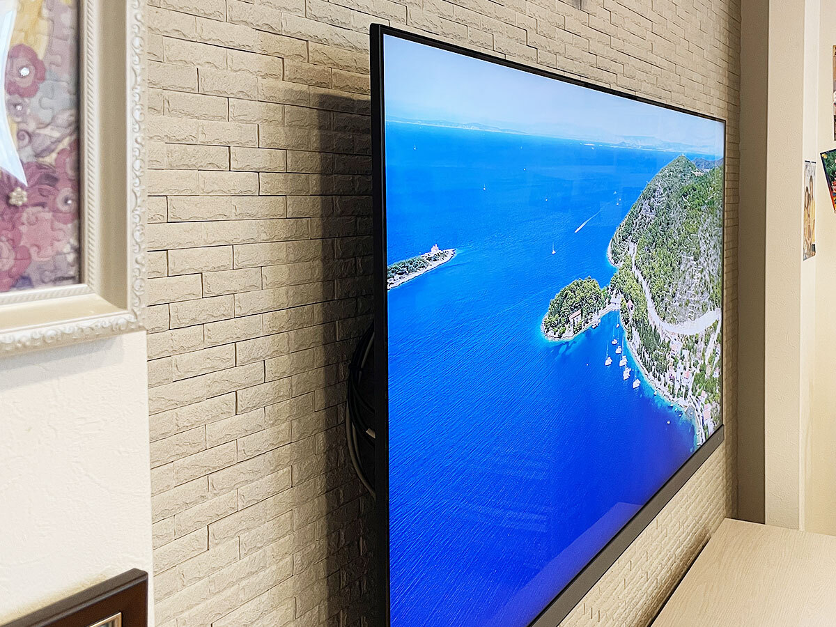 和歌山県有田郡でエコカラット壁に65型液晶テレビ(東芝レグザ 65Z740X)を壁掛け