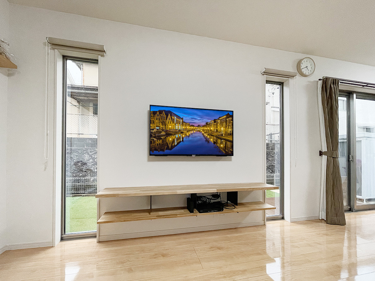 愛知県大府市で石膏ボード壁に43型液晶テレビ(KJ-43X8000E)と棚を