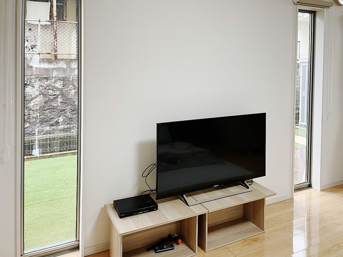 愛知県大府市で石膏ボード壁に43型液晶テレビ（KJ-43X8000E）と棚を壁掛け