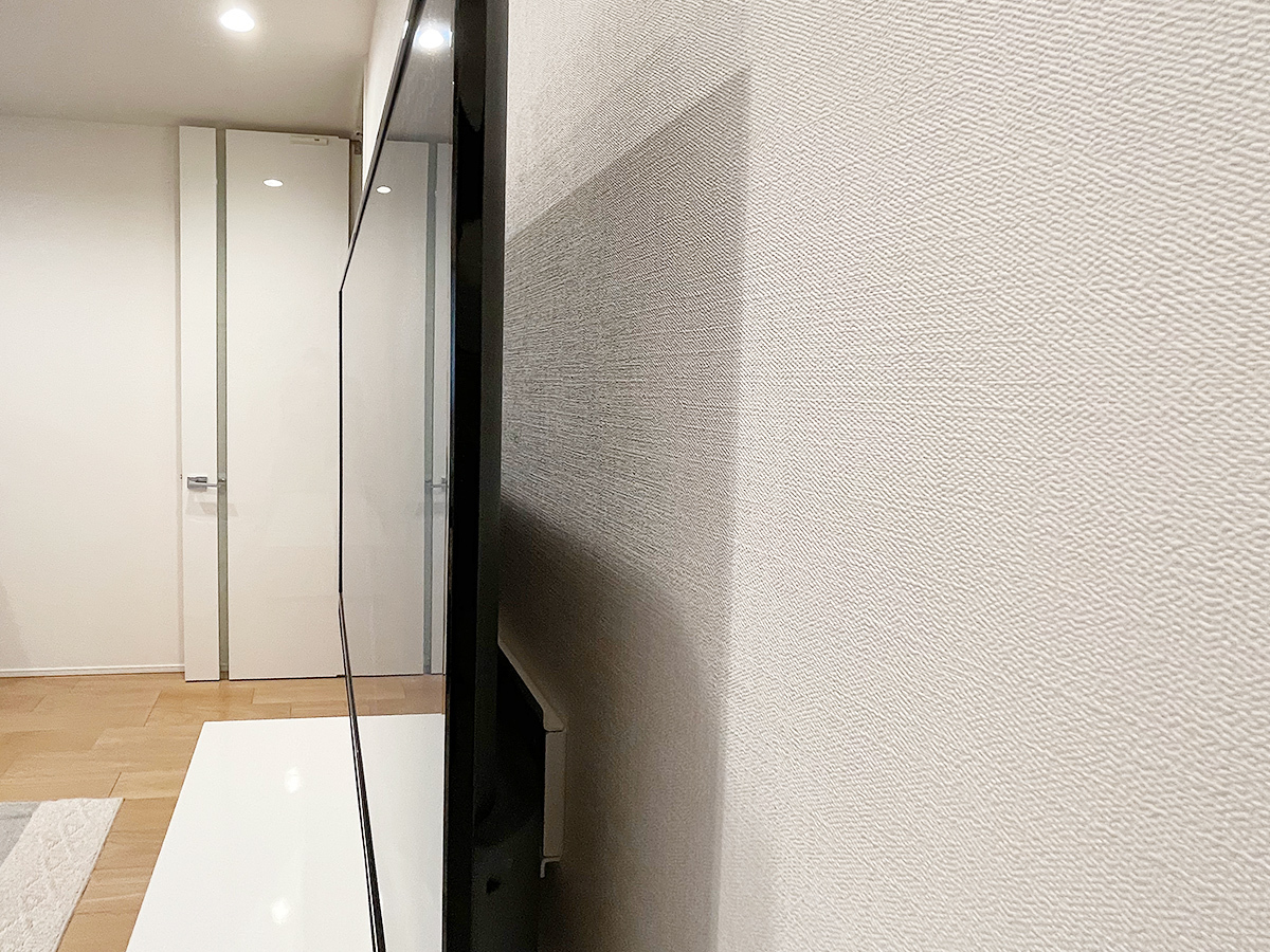 テレビと壁の接合面。壁内部で補強・配線をしているため、テレビの後ろもスッキリしています。