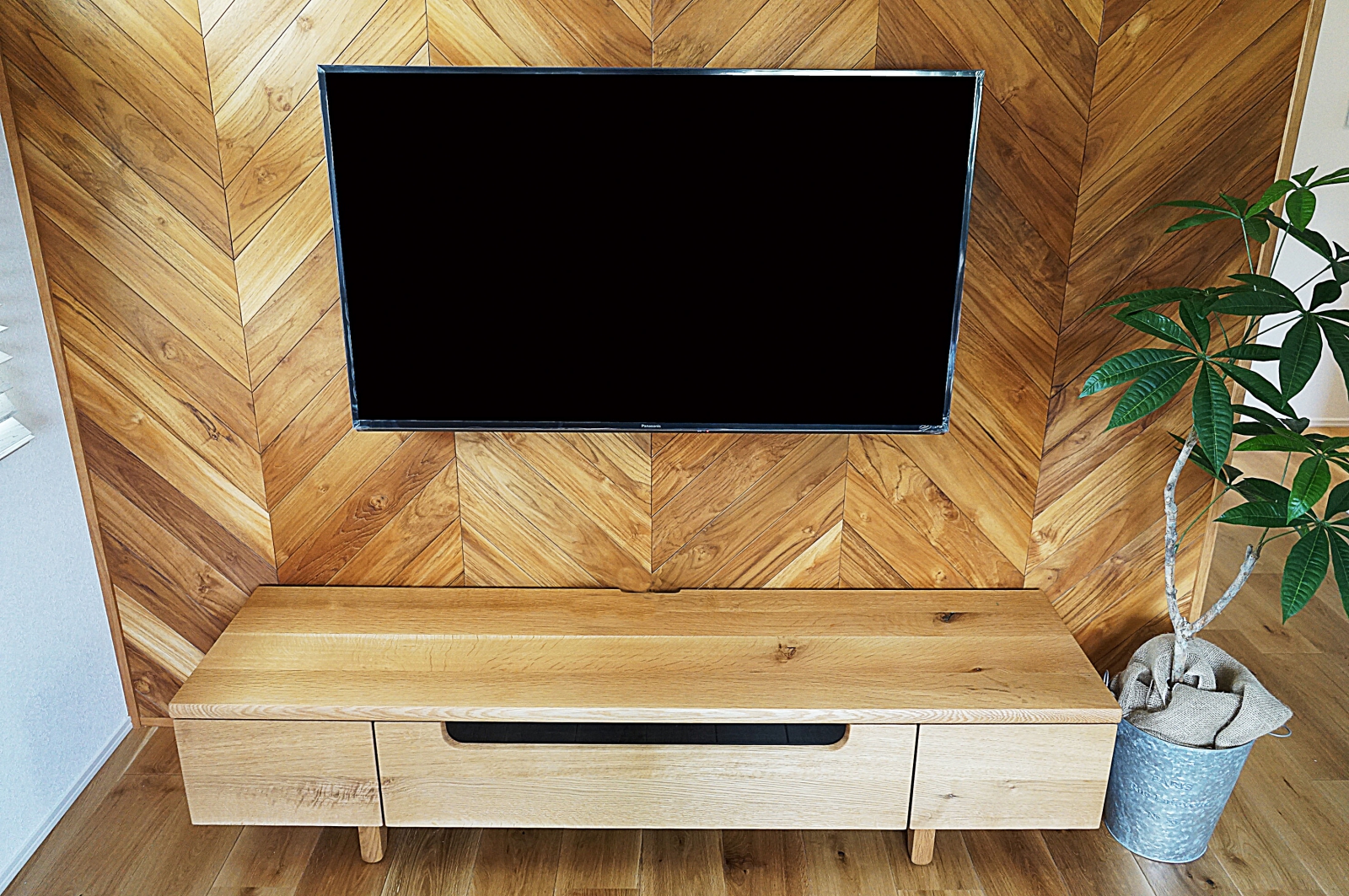 サーラ住宅様モデルハウスでPanasonic・VIERA49インチ「TH-49FX500」を壁掛け サーラ住宅様モデルハウスでPanasonic・VIERA49インチ「TH-49FX500」を壁掛け