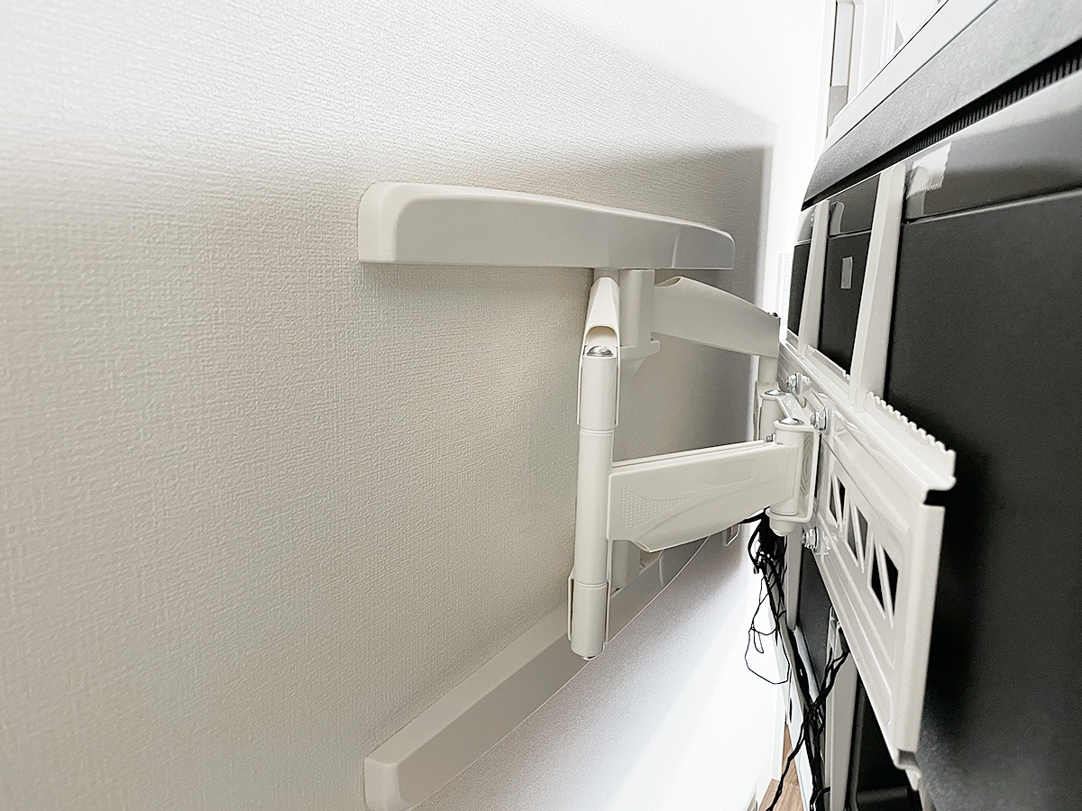 愛知県春日井市で石膏ボード壁に55型液晶テレビ(KJ-55X9000F)を可動式金具で壁掛け
