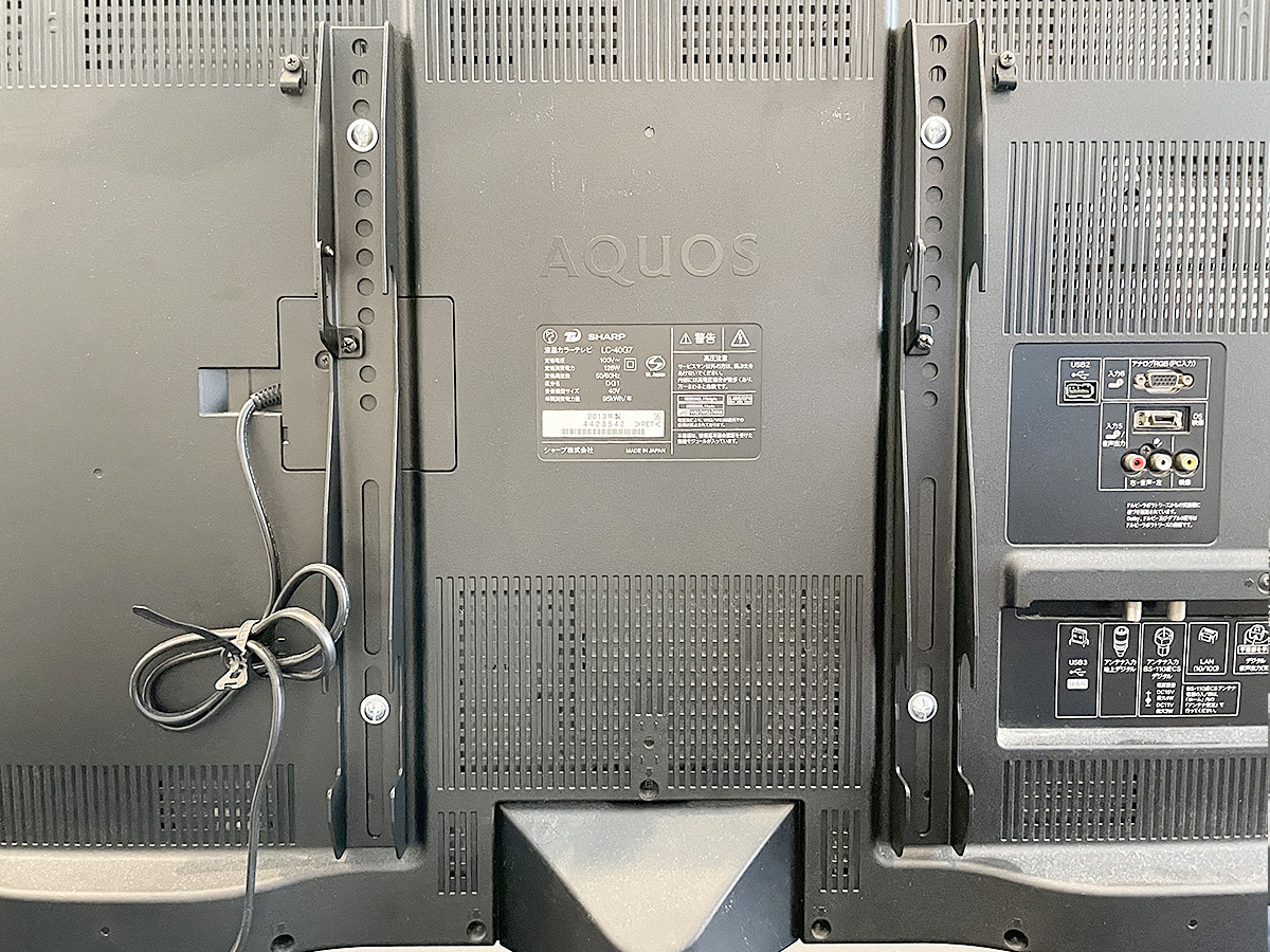 愛知県飛島村で石膏ボード壁に40型液晶テレビ(LC-40G7)とウォールシェルフ(棚)を壁掛けの画像